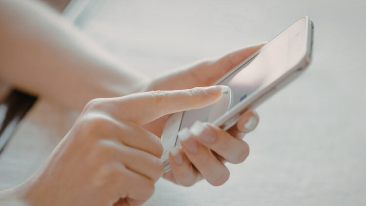 浮気の証拠は自分で集めても大丈夫？